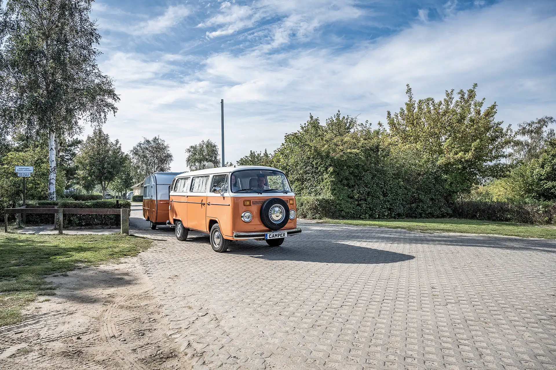 Campers leaving the Stranddörp campsite with their van