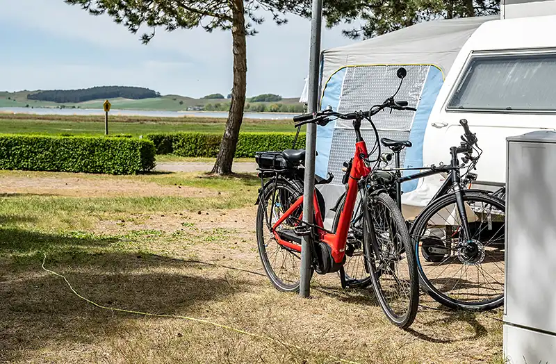 Fahrräder und Wohnwagen mit Blick in die Landschaft