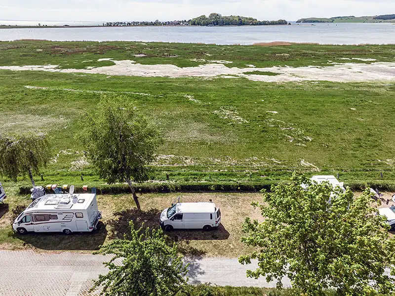 Wohnmobile auf dem Campingplatz mit Blick auf den Zicker See