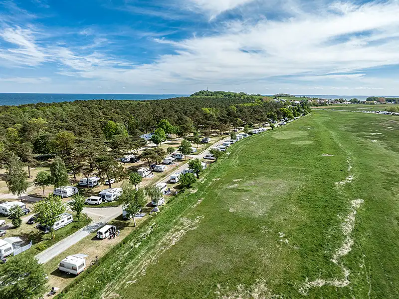 Luftperspektive vom Campingplatz Thiessow mit Blick über die Felder